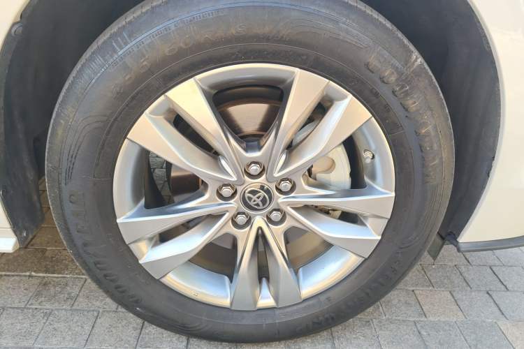 Used Toyota SIENNA 2023 2.5L Hybrid Comfort Edition Right Front Wheel Hub