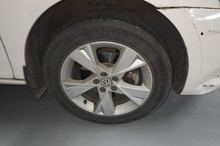 Used Volkswagen Bora 2015 Value Edition 1.6L Automatic Comfort Version Right Front Wheel Hub