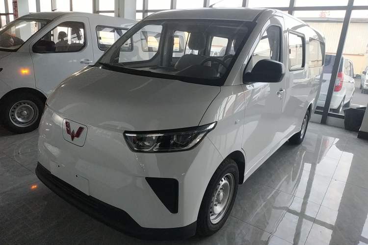 Used Wuling Yangguang 2025 Model 310KM Bus Edition—Customized by CATL