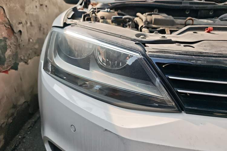 Used Volkswagen Sagitar 2014 1.4TSI Automatic Luxury Model Right Front Headlight