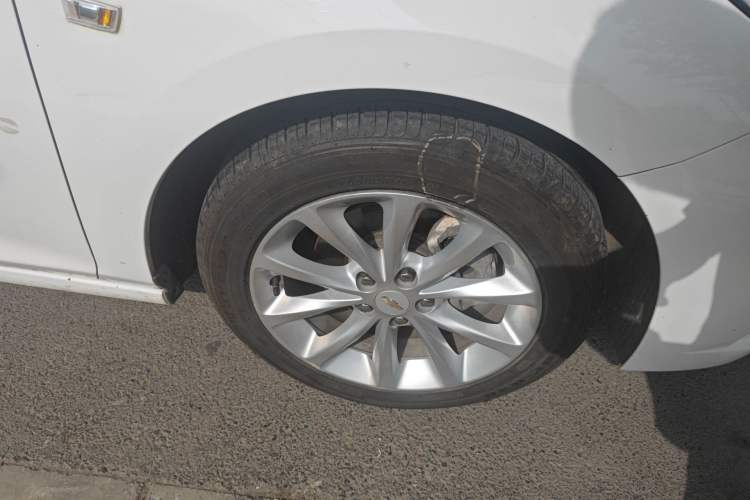 Used Chevrolet Cruze 2017 1.5L Automatic Pioneer Sunroof Edition Right Front Wheel Hub