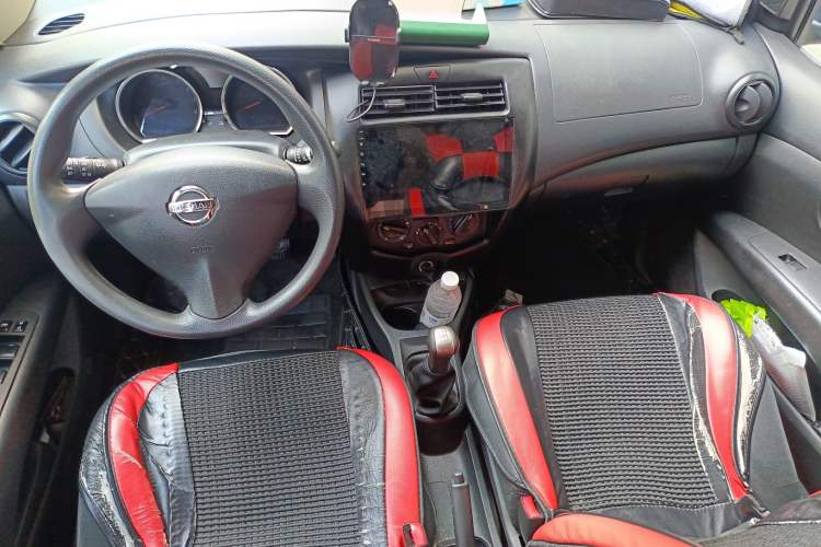 Used Nissan Livina 2013 1.6XE Manual Comfort Edition Center Console