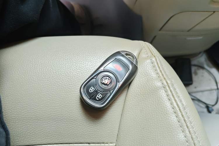 Used Buick GL8 2022 Land Cruiser Executive Class 652T Comfort Model Vehicle Key