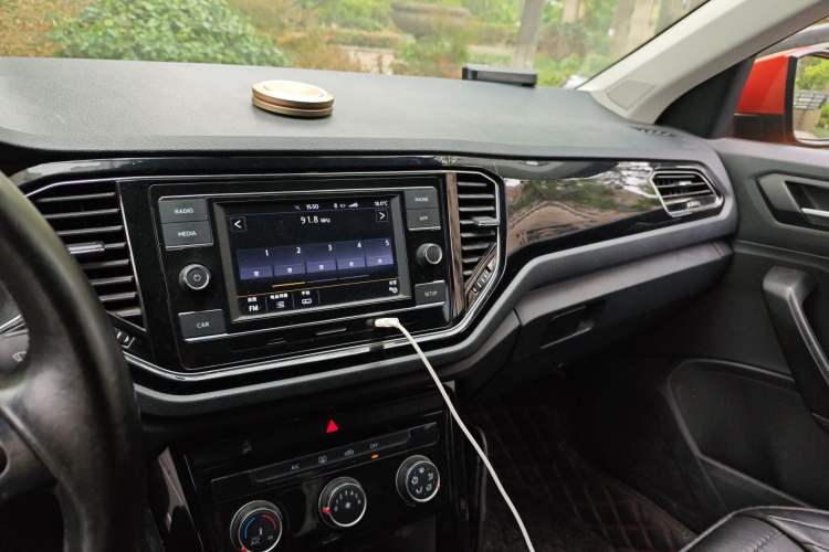 Used Volkswagen T-ROC 2018 280TSI DSG Two-Wheel-Drive Comfort Version China V Standard Audio And AC Panel