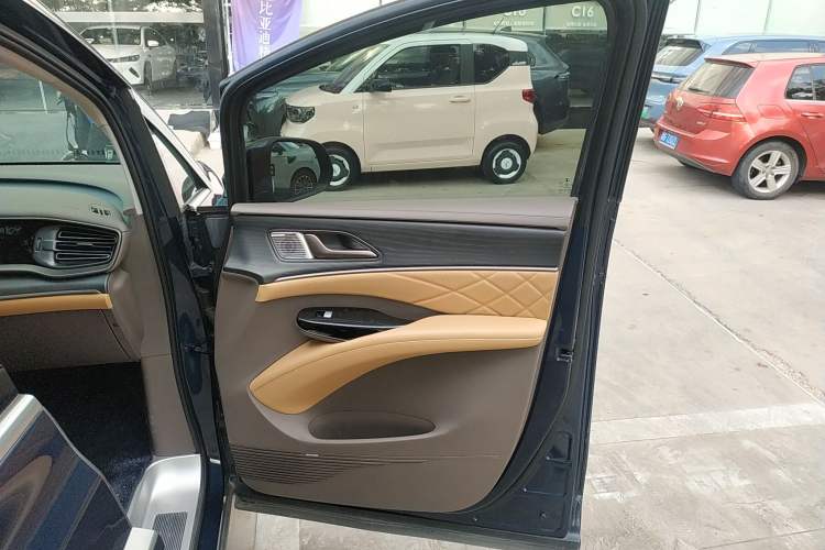 Used Denza D9 2022 DM-i 970 Four-Wheel Drive Prestige Model
