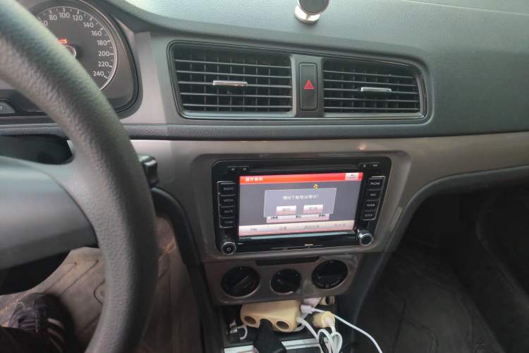 Used Volkswagen Lavida 2013 Revised Classic 1.6L Manual Fashion Edition Audio And AC Panel