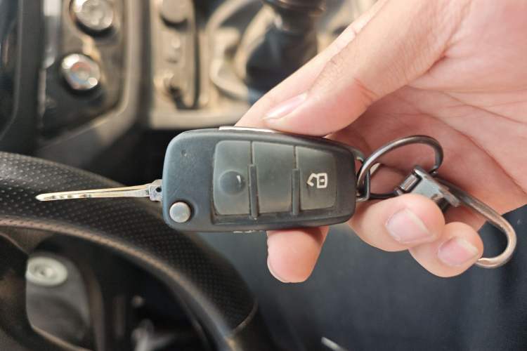 Used Isuzu JLM 2016 2.8T Two-Wheel Drive Luxury Version JE493ZLQ4CA Vehicle Key