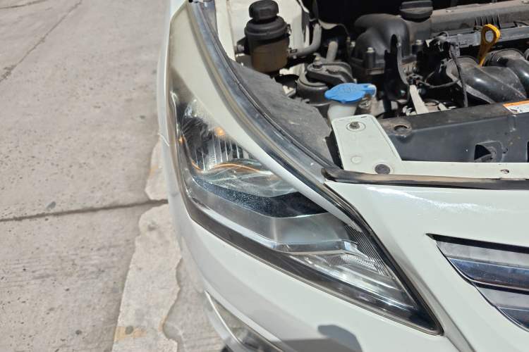 Used Hyundai Verna (older generation) 2014 1.4L Automatic Smart GLS Right Front Headlight
