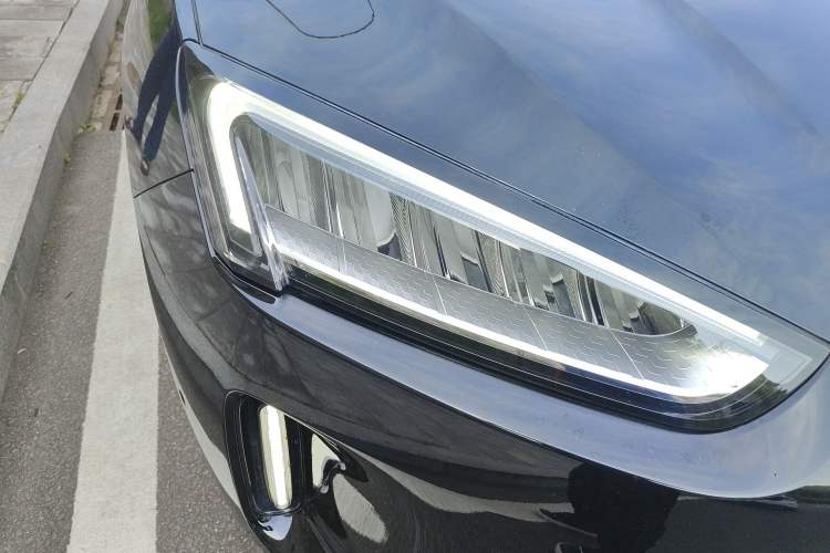 Used Hima AITO M5 2022 Extended-Range Four-Wheel Drive Performance Version Right Front Headlight