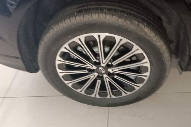 Used Hyundai Custo 2024 270TGDi LUX Prestige Edition Right Rear Wheel Hub