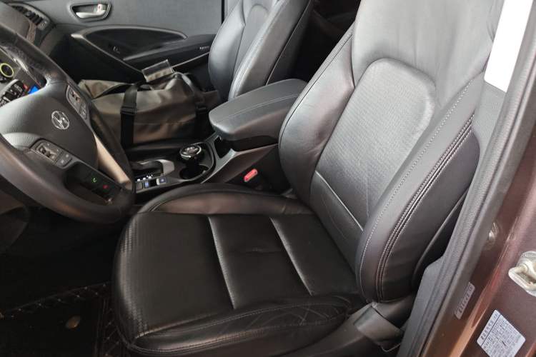 Used Hyundai Santa Fe 2013 2.4L Automatic Two-Wheel Drive Smart Version Left Front Seat