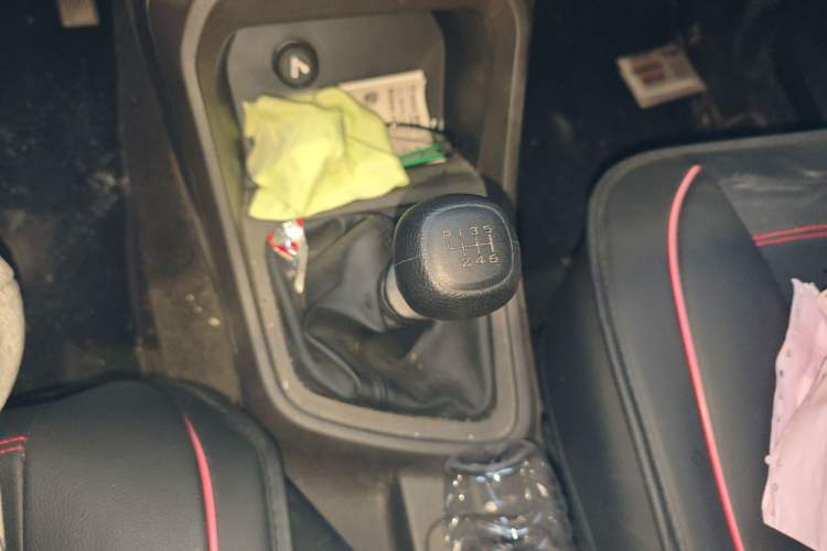 Used Wuling Hongguang V 2022 1.5L Enjoy Edition Electric-Powered LAR Gear Lever