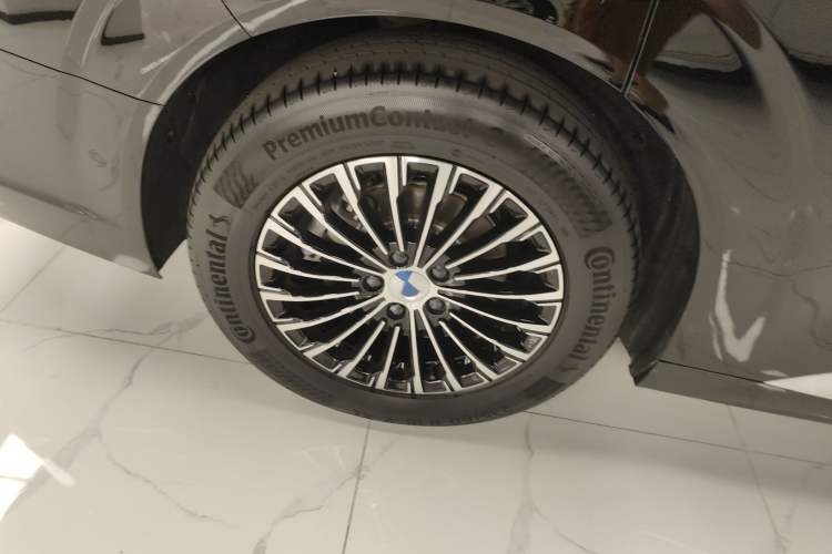 Used Denza D9 2022 DM-i 970 Four-Wheel Drive Flagship Model Right Rear Wheel Hub