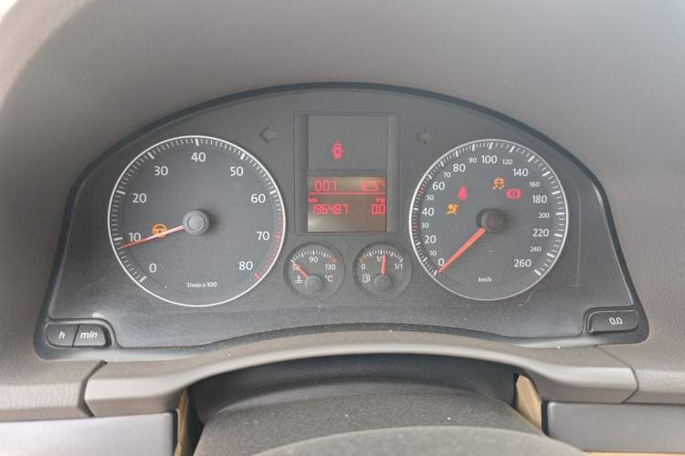 Used Volkswagen Sagitar 2006 1.6L Manual Fashion Model Odometer Close Up