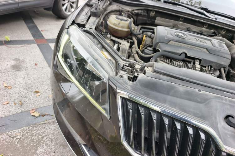 Used Skoda Superb 2016 TSI330 DSG Smart Drive Edition Right Front Headlight