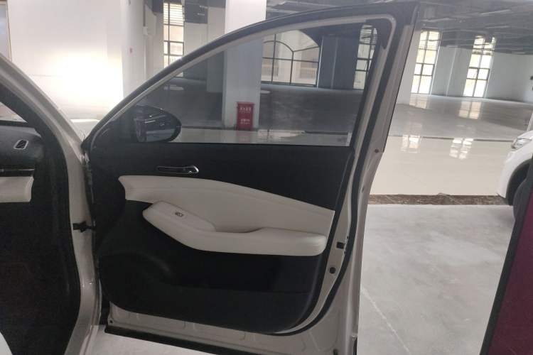Used Baojun Yunhai 2024 140km Plug-in Hybrid Version Interior 5