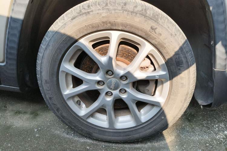 Used Jeep Cherokee 2016 2.4L Leading Smart Version
