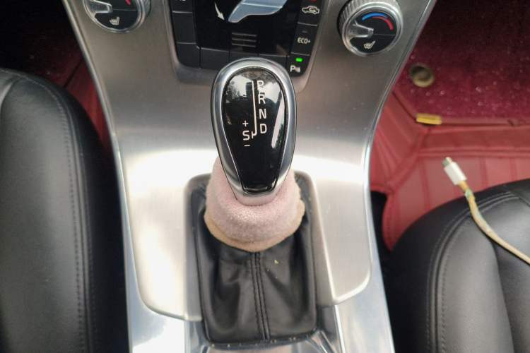 Used Volvo S60 2015 S60L 2.0T Zhiyuan Edition
