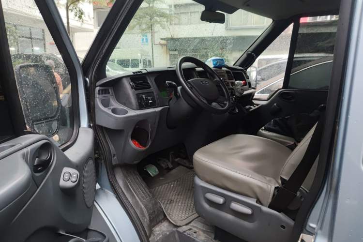 Used Ford Transit Custom 2013 2.4T Diesel Luxury Version Short Wheelbase Mid-Height China III Standard
