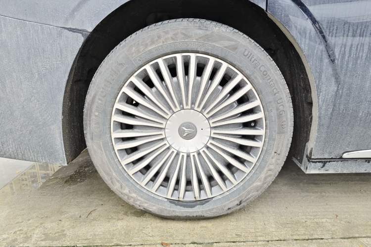 Used VOYAH Dream 2025 PHEV Four-Wheel Drive Prestige Kunpeng Edition Right Rear Wheel Hub