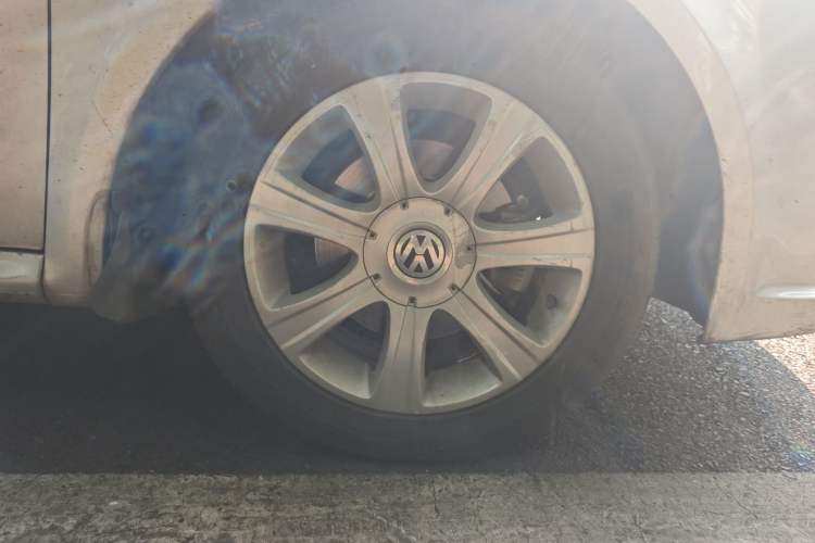 Used Volkswagen Lavida 2011 1.6L Automatic Premium Edition Right Front Wheel Hub