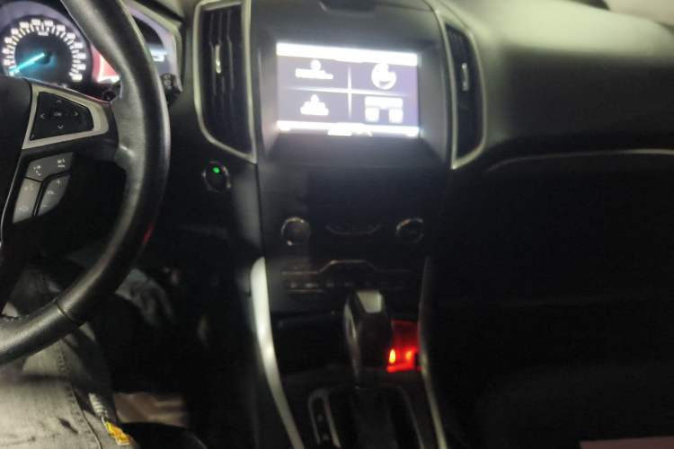 Used Ford Edge 2015 2.0T GTDi Two-Wheel-Drive High-Line Version
