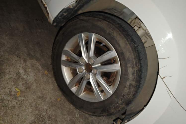 Used Volkswagen Jetta 2015 1.6L Automatic Fashion Model Right Front Wheel Hub