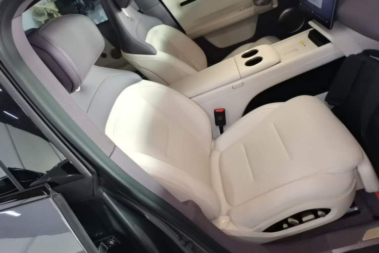 Used Avatr 06 2025 Pro Range-Extended Edition Right Front Seat