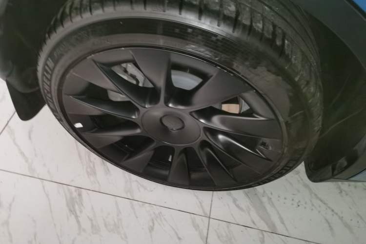 Used Tesla Model Y 2024 Long-Range All-Wheel-Drive Version Right Rear Wheel Hub