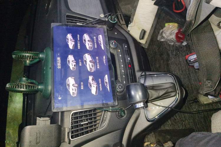 Used Foton Toano 2023 Joy Elephant Multi-Function Model Cummins 2.8T Automatic Long Wheelbase Mid-Roof Design Rear Single Tire Available in 5/6/7/9-Seater Configurations Audio And AC Panel