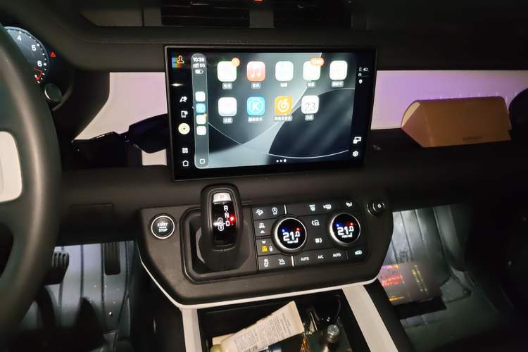 Used Land Rover Defender 2025 110 3.0T P400 X-Dynamic SE Audio And AC Panel