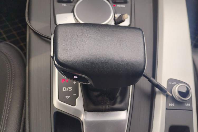 Used Audi A4L 2018 30th Anniversary Edition 40 TFSI Fashion Model Gear Lever