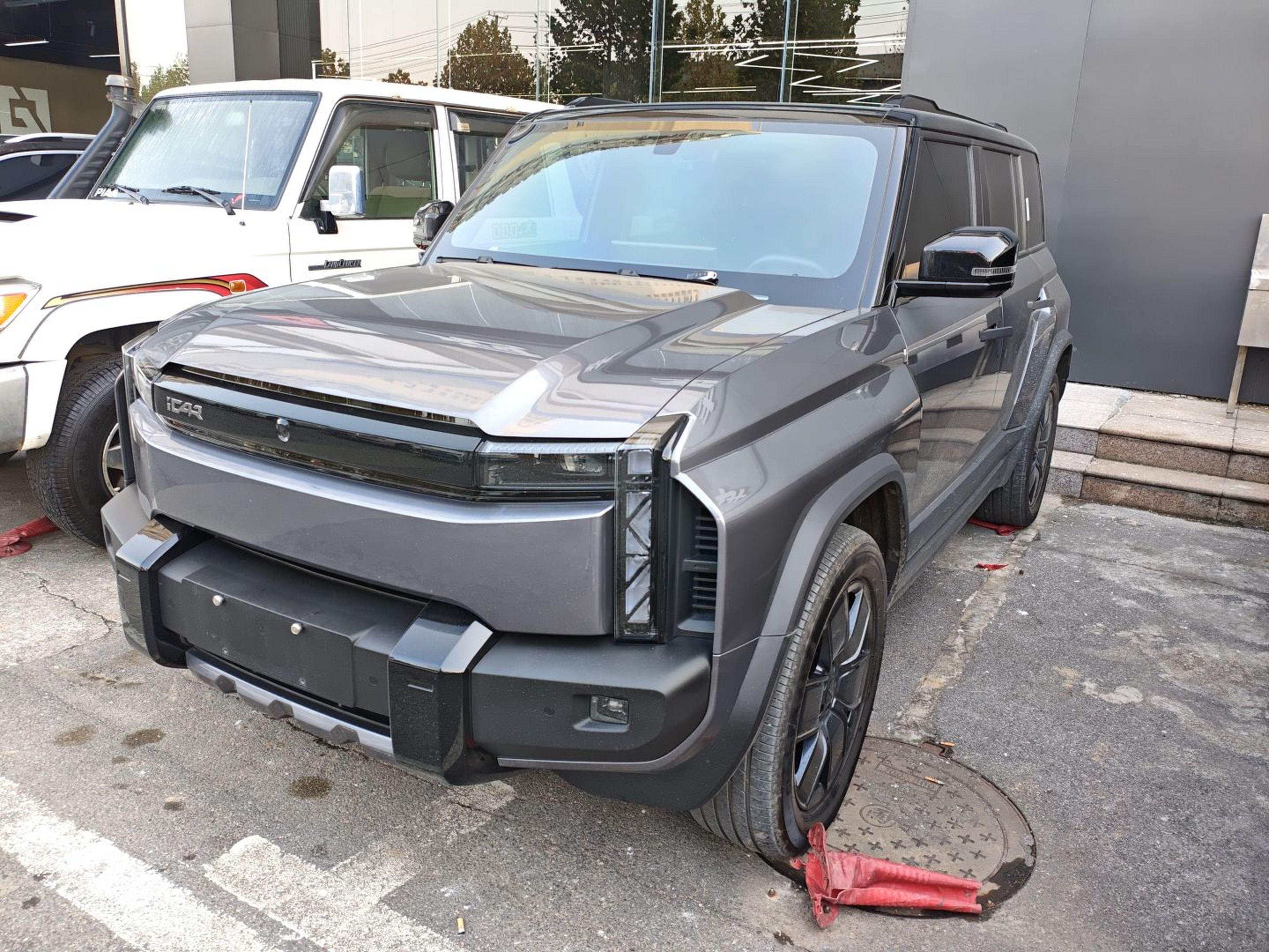 Под передней частью автомобиля