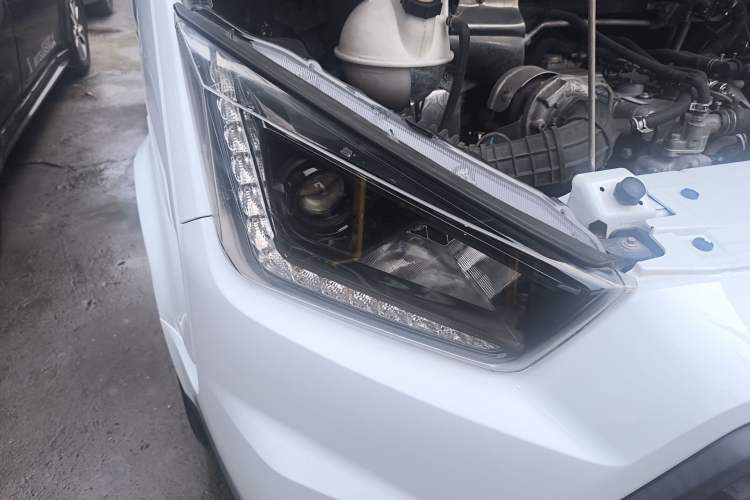 Used JMC Transit 2019 2.8T Commercial Version Short Wheelbase Mid-Roof 6-Seater China VI JX493 Right Front Headlight