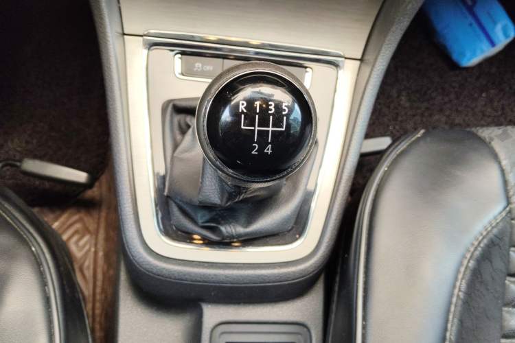 Used Volkswagen Lavida 2013 Restyled Classic 1.6L Manual Comfort Edition Gear Lever