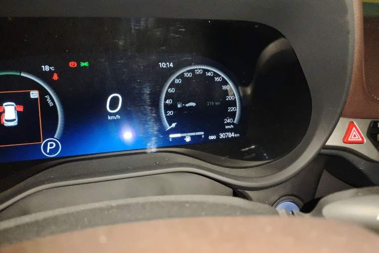 Used Toyota SIENNA 2023 2.5L Hybrid Platinum Edition Odometer Close Up