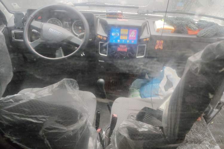 Used Iveco Daily 2021 2.8T V35 VAN厢式 Delivery Van 3-Seater Short Wheelbase Mid-Roof Design with Dual Tires and Side Sliding Doors
