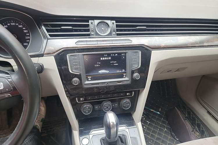 Used Volkswagen Magotan 2017 330TSI DSG Luxury Model Audio And AC Panel