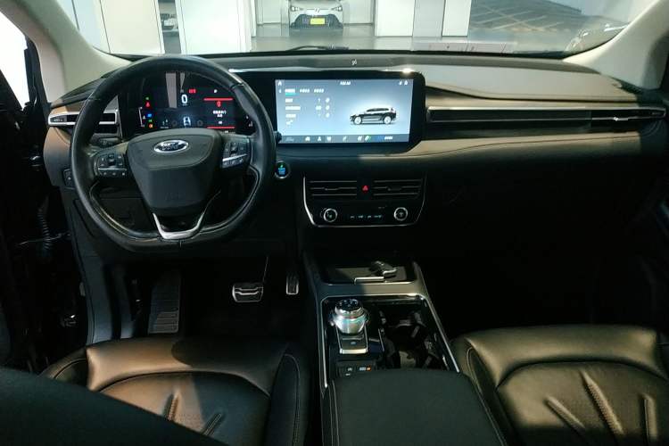 Used Ford Edge 2021 PLUS EcoBoost 245 Two-Wheel-Drive Titanium 7-Seater Center Console