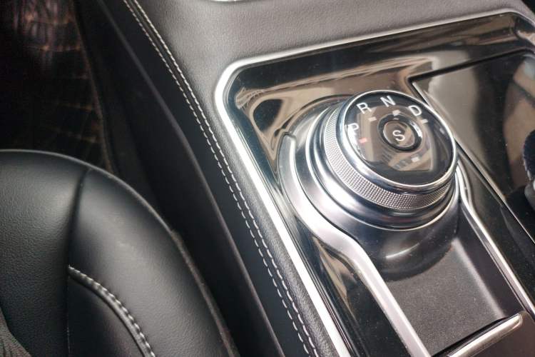 Used Ford Edge 2021 PLUS EcoBoost 245 Two-Wheel-Drive Platinum Edition 5 Seats Gear Lever