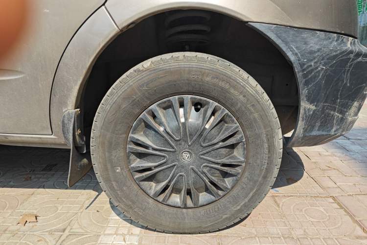 Used SAIC MAXUS Xintu V80 2017 2.5T AMT Aoyuntong National V Short Wheelbase Mid-Roof 5/6/10-Seater
