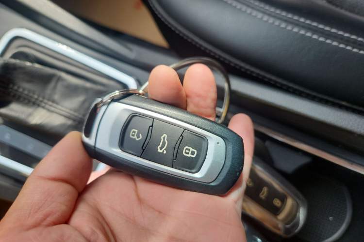 Used Geely Auto Emgrand 2017 Sedan Million Edition 1.5L CVT Upward Version Vehicle Key