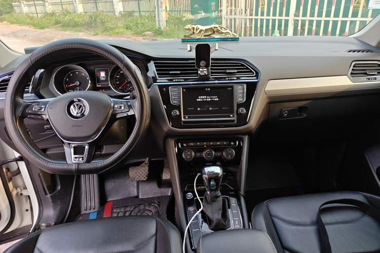 Used Volkswagen Tiguan L 2018 330TSI Automatic Two-Wheel Drive Luxury Edition Center Console