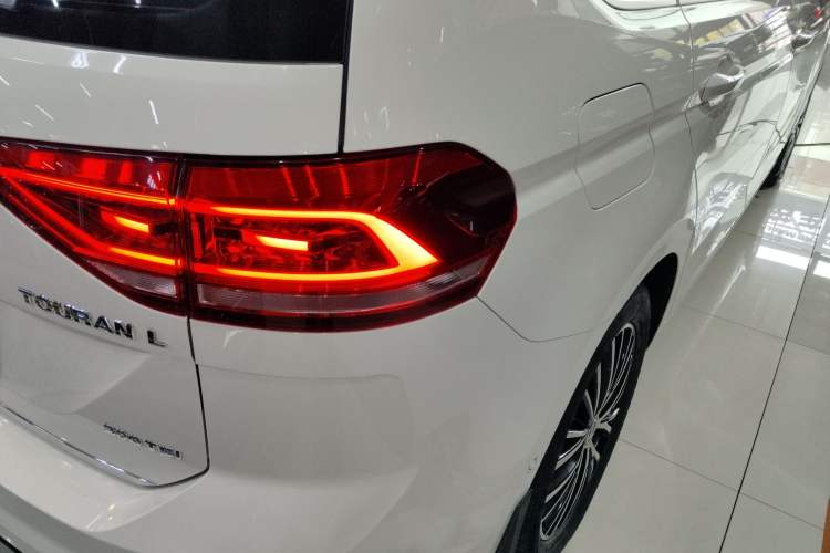 Used Volkswagen Touran 2018 Volkswagen Touran L 280TSI DSG Luxury Edition 7 Seats
