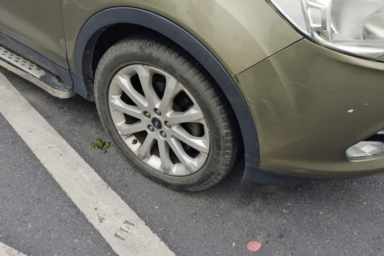 Used Ford Kuga 2013 1.6L GTDi Two-Wheel-Drive Trend Model Right Front Wheel Hub