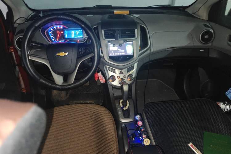 Used Chevrolet Aveo Sonic 2014 Hatchback 1.6 SX AT Fashion Edition Center Console