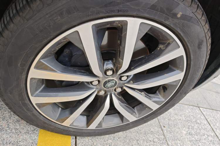 Used Land Rover Discovery 2024 360 PS Dynamic SE Right Front Wheel Hub