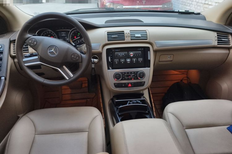 Used Mercedes-Benz R-Class 2011 R 300 L Business Model Center Console