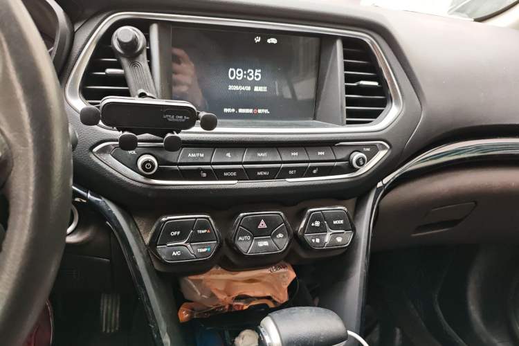 Used GAC Trumpchi GS4 2017 235T Automatic Two-Wheel Drive Luxury Smart Connectivity Version Audio And AC Panel