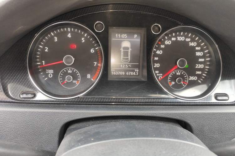 Used Volkswagen Magotan 2013 2.0 TSI Luxury Model Odometer Close Up